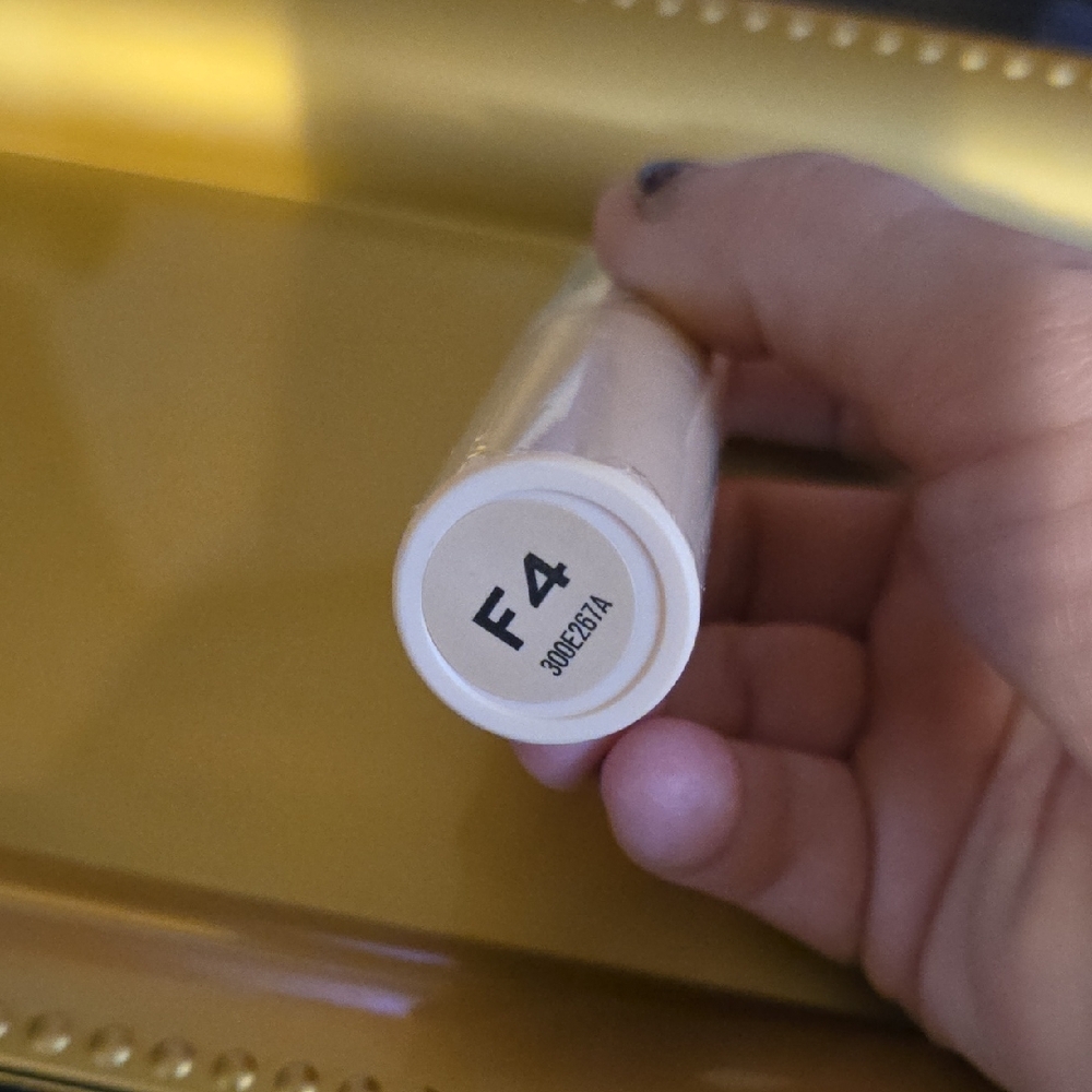 Makeup Revolution Fast Base Stick Foundation - F4 Beige